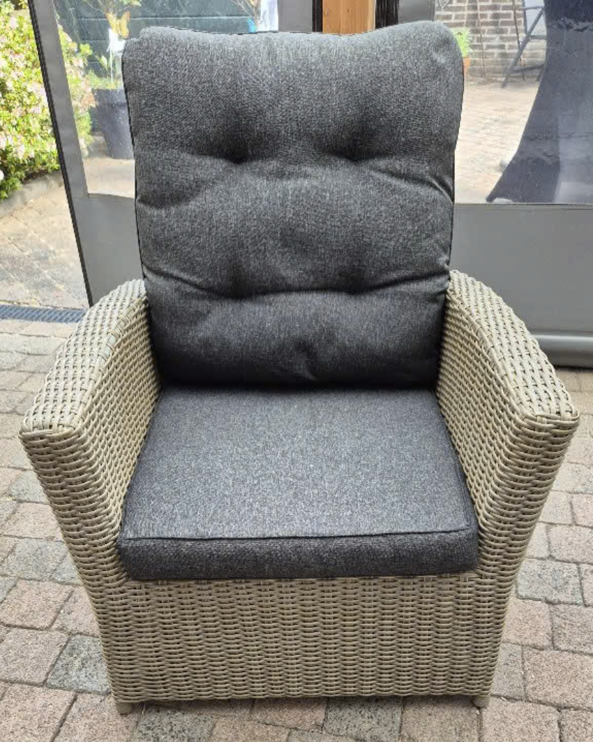 Eetkamertafel met stoelen