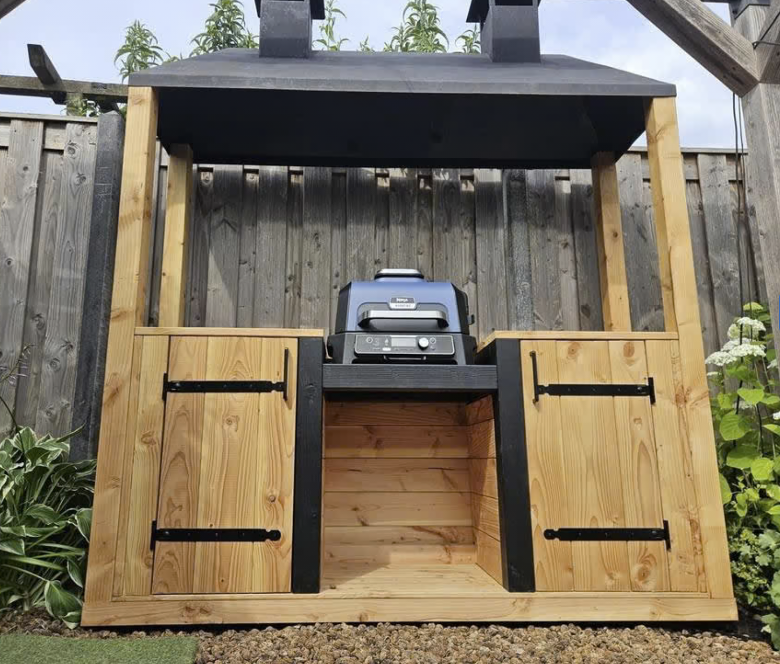 Verlichte buitenkeuken in tuin
