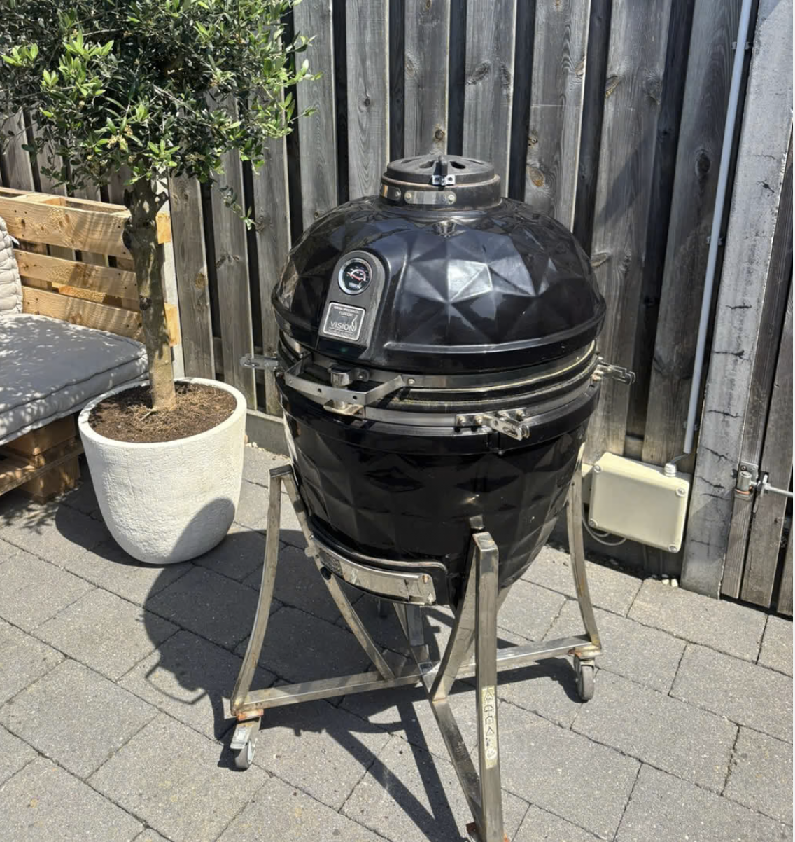 Big Green Egg op terras